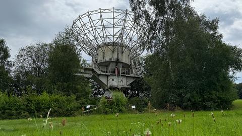 Das Bild zeigt eine große Satellitenschüssel auf dem Gelände der ehemaligen ESOC-Bodenstation in Michelstadt.