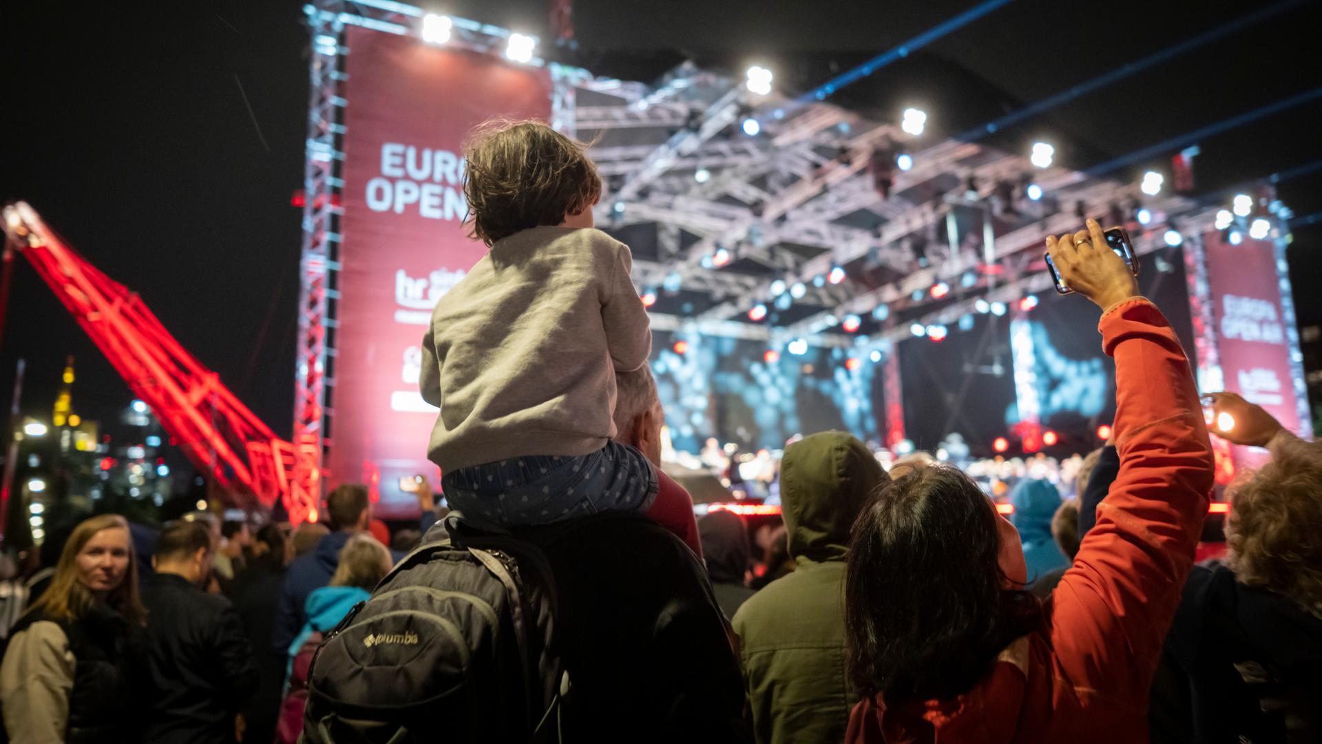 Stimmungsvolles SommerabendKonzert mit RegenFinale 16.500 Besucher