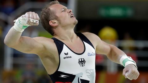 Fabian Hambüchen bei seinem Olympischen Gold in Rio. Er trägt ein Turn-Trikot von Steffi Kusemann.