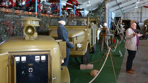 Exponate im Deutschen Feuerwehrmuseum, rechts im Bild Rolf Schamberger