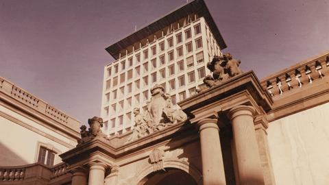 Fernmeldehochhaus Westturm; im Vordergrund das Portal des Palais Thurn und Taxis