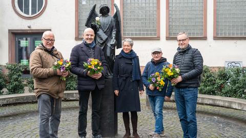 Initiative Mahnmal Homosexuellenverfolgung Hans-Peter Hoogen, Ulrich Gooß, Ina Hartwig (Dezernentin für Kultur und Wissenschaft ) Dieter Schiefelbein und Andreas Maul (v.l.) vor dem Frankfurter Engel.