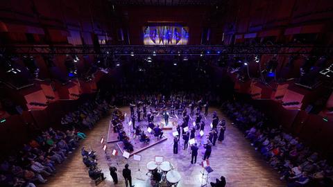 Klassisches Orchester, umringt von Publikum.