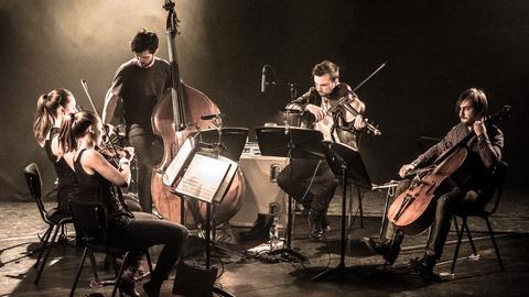 Klassik Quintett in moderner Kleidung, fotografiert in Sepia