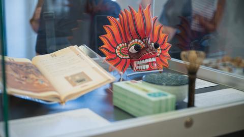 Gastgeschenke wie ein Buch oder eine Figur, die die Uni Gießen derzeit ausstellt. 