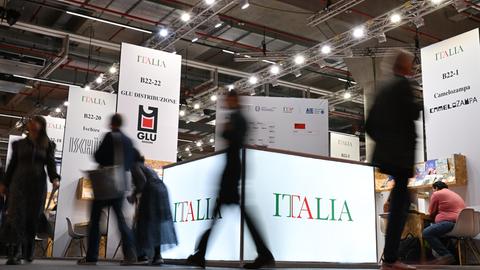 Besucher gehen auf der Frankfurter Buchmesse 2023 am Stand von Italien, Gastland 2024, vorbei.