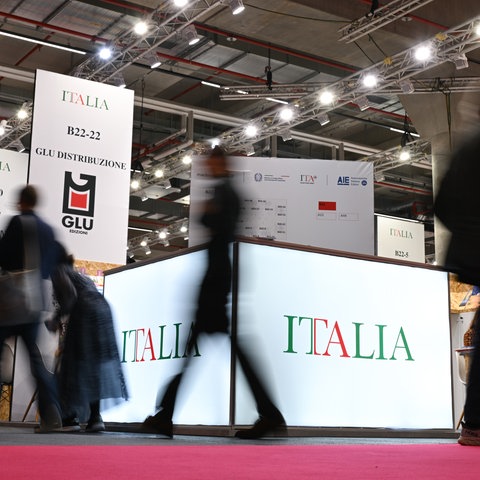 Besucher gehen auf der Frankfurter Buchmesse 2023 am Stand von Italien, Gastland 2024, vorbei.