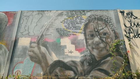 Graffiti mit Text und Bild eines Mädchens.