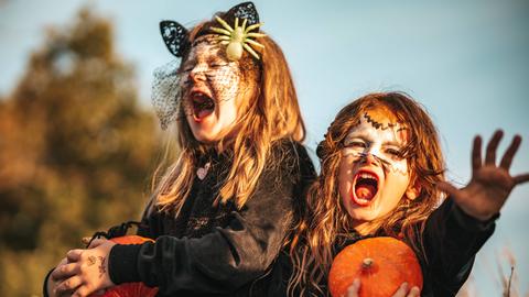 Kinder in Halloween-Kostümen