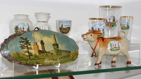 Holzbrettchen, Gläser und eine Kuh aus Keramik