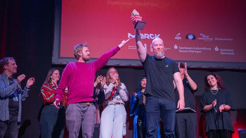 Der Gewinner des diesjährigens Hessenslam: Jan Cönig (rechts) aus Frankfurt-Unterliederbach. 