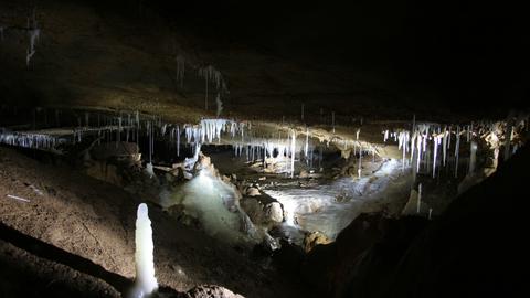 Ein Blick in eine dunkle Tropfsteinhöhle. 