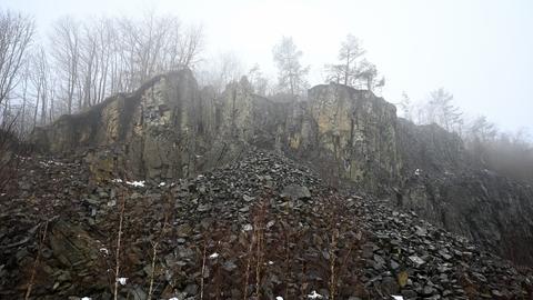 Stinksteinwand des ehemaligen Braunkohle-Tagebaus Kalbe am Osthang des Hohen Meißners