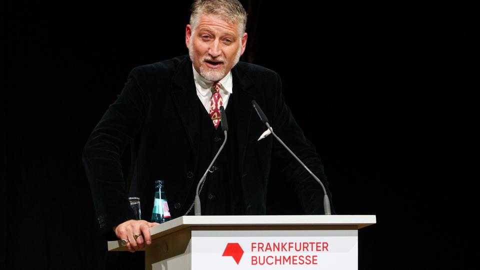 Alessandro Giuli, Minister für Kultur der Italienischen Republik, spricht auf der Eröffnungsfeier.