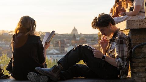 Lesen im Orangengarten in Rom bei Sonnenuntergang. 