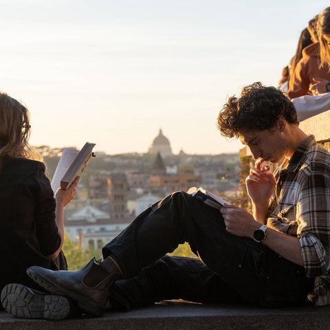 Lesen im Orangengarten in Rom bei Sonnenuntergang. 