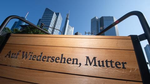 "Auf Wiedersehen, Mutter" steht auf einem Mahnmal, welches in der Innenstadt an Transporte jüdischer Kinder während der Nazizeit erinnern soll. Das Mahnmal hat die Form eines drehbaren Kinderkarussells aus den 1930er Jahren.