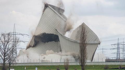 Der zweite der vier Kühltürme des stillgelegten Atomkraftwerkes Biblis fällt planmäßig beim Abriss in sich zusammen. 