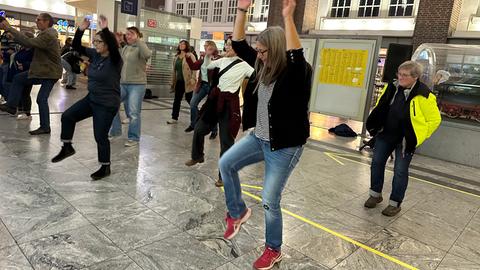 Line-Dance am Darmstädter Hauptbahnhof. 