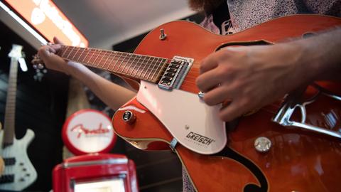 Linkshänder spielt Gitarre