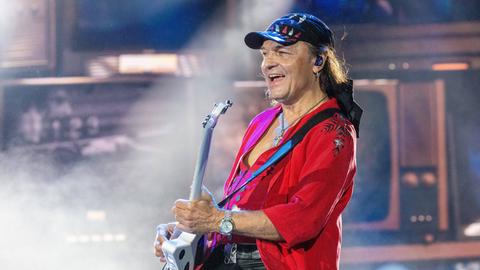 Matthias Jabs auf der Bühne in Aktion