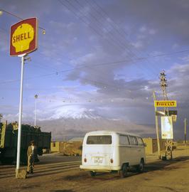 Viele ihrer Reisen unternahm Milli Bau im VW-Bus. Im Hintergrund ist der Berg Ararat in der Türkei zu erkennen.   