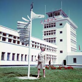 Milli Bau steht 1968 vor dem Flughafen in Kabul.