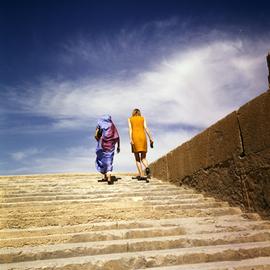 Zwei Frauen auf einer Treppe der altpersischen Stadt Persepolis im Iran - irgendwann zwischen 1967 und 1973.