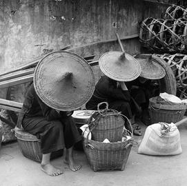 Dieses Foto von drei Menschen mit Strohhüten machte Milli Bau während einer China-Reise in den Jahren 1956/57.