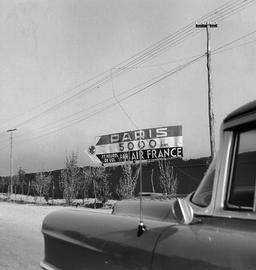 Dieses Foto eines Wegweisers nahe der iranischen Hauptstadt Teheran gibt der Ausstellung ihren Namen - "5000 Kilometer bis Paris". 