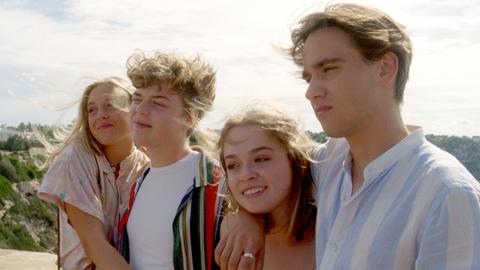 Vier Teenager am Strand