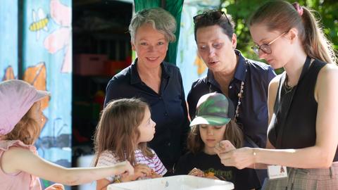 "Junges Museum unterwegs": Auf einem Spielplatz in Rödelheim gratulierte Frankfurts Dezernentin für Kultur und Wissenschaft, Ina Hartwig,  der Leiterin des Jungen Museums Frankfurt und kommissarischen Direktorin des Historischen Museums Frankfurt, Susanne Gesser. 