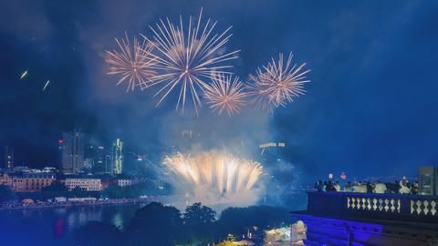 Feuerwerk über dem Main in Frankfurt, vom Dach des Städelmuseums aus gesehen