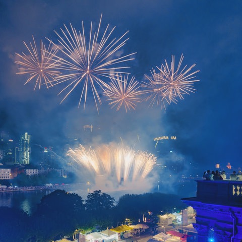 Feuerwerk über dem Main in Frankfurt, vom Dach des Städelmuseums aus gesehen