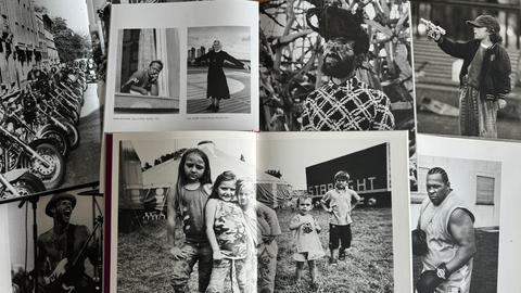 Verschiedenen Fotos aus de USA sind zu sehen: Waffen, Motorrräder, spielende Kinder und interessierte Gesichter.