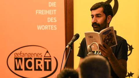 Der kurdische Journalist und Autor Nedim Türfent