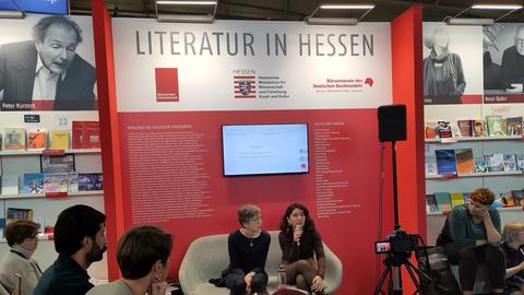 Stipendiatin Özgür Sevinc Simsek auf der Frankfurter Buchmesse. 