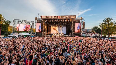 Tausende stehen vor der großen Bühne beim Open Flair 2023. 