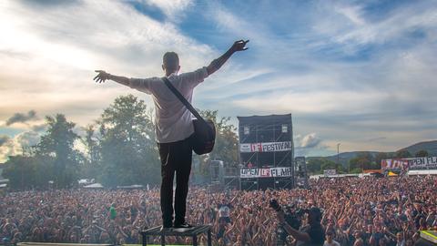 Ein Musiker steht auf der Bühne beim Open Flair in Eschwege.