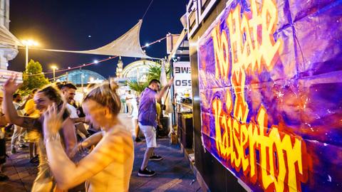 Menschen tanzen im Rahmen der Veranstaltung "Open Viertel" 