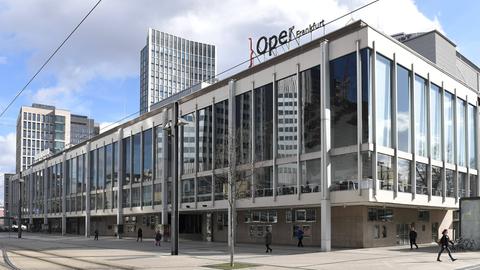 Die Oper Frankfurt am Willy-Brandt-Platz. 