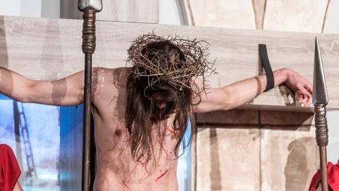 Passionsspiele Jesus mit Dornenkrone am Kreuz