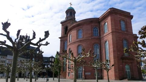 Die Frankfurter Paulskirche ist zu sehen, vorne der Paulsplatz. 