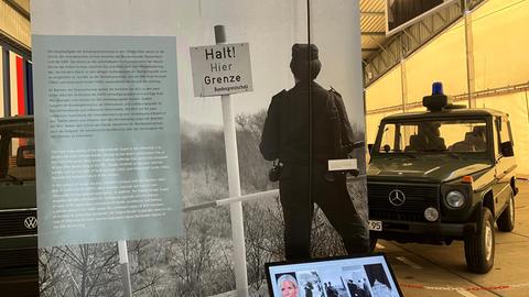 Schautafeln, ein früheres Streifenfahrzeug und eine digitale Medienstation sind bei der Sonderausstellung in der Gedenkstätte Point Alpha zu sehen. 