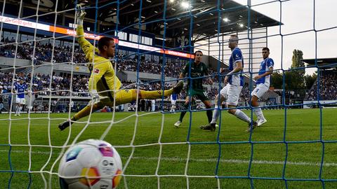 Lilien-Torwart Marcel Schuhen kann gegen den Schuss von Florian Neuhaus von Borussia Mönchengladbach nichts mehr ausrichten.