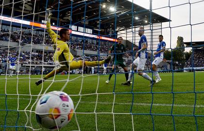 Lilien-Torwart Marcel Schuhen kann gegen den Schuss von Florian Neuhaus von Borussia Mönchengladbach nichts mehr ausrichten.