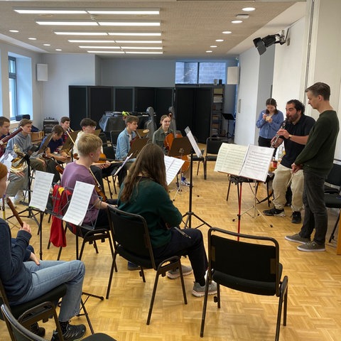 Die Frankfurter Musikschüler proben in einem Raum für den Lebensmelodien-Auftritt.