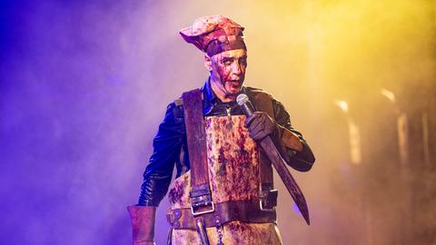 Schräg und blutig: Till Lindemann als durchgeknallter Koch während des Songs "Mein Teil"