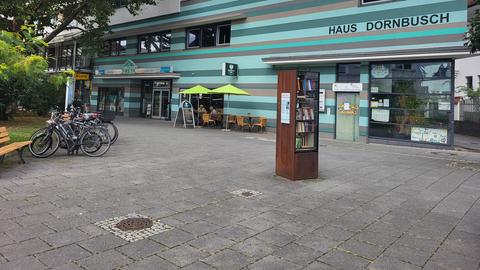 Passender Weise steht dort ein Bücherschrank: Der neue Reich-Ranicki-Platz in Frankfurt ist beschlossene Sache.