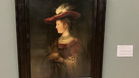 Rembrandts "Saskia im Profil in reichem Kostüm" zeigt die Ehefrau des Malers mit edlen Kleidern und einem großen Hut mit Feder.